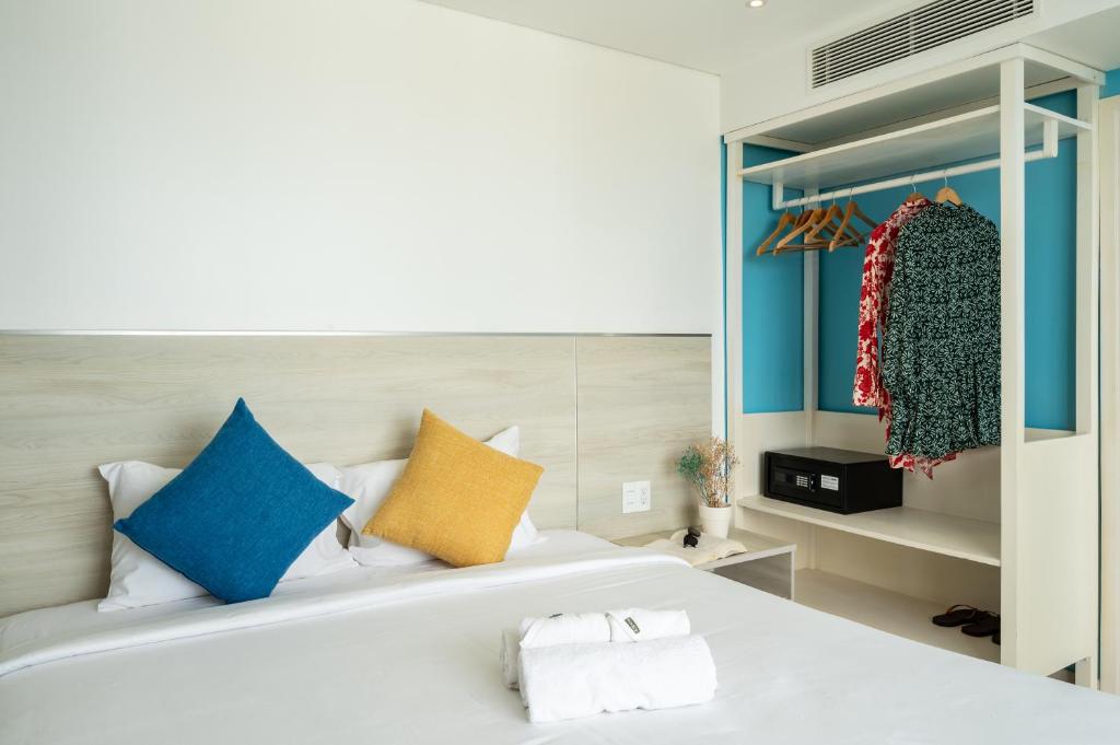 Triple Room with One Queen Bed, One Single Bed and Partial Sea View