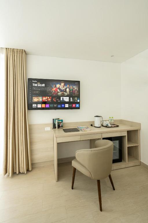 Triple Room with One Queen Bed, One Single Bed and Partial Sea View