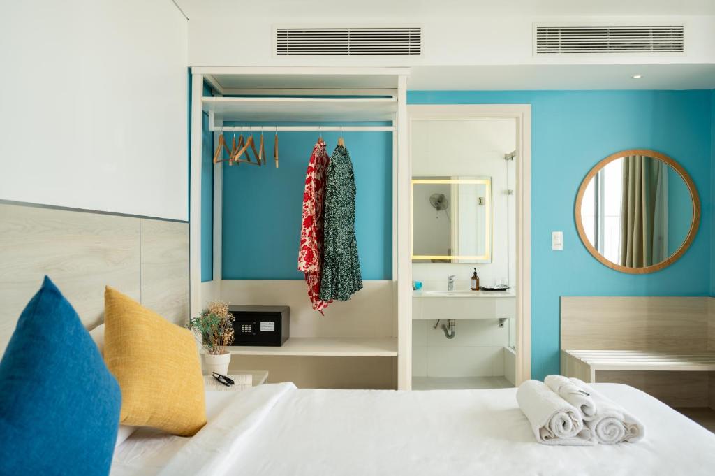 Triple Room with One Queen Bed, One Single Bed and Partial Sea View