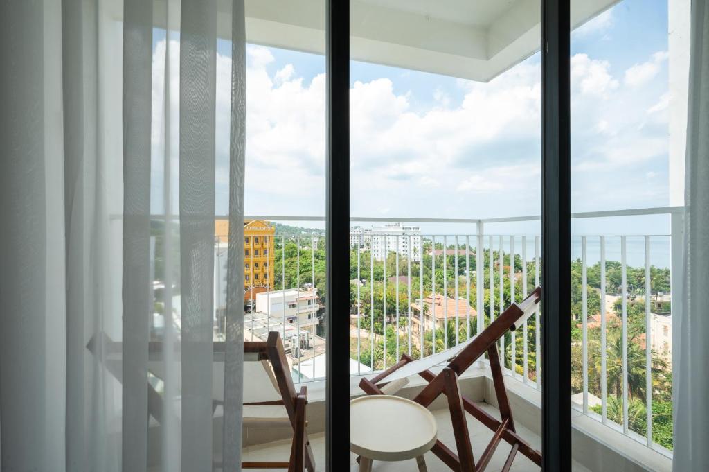 Triple Room with One Queen Bed, One Single Bed and Partial Sea View