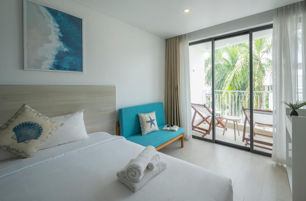 Triple Room with One Queen Bed, One Single Bed and City View