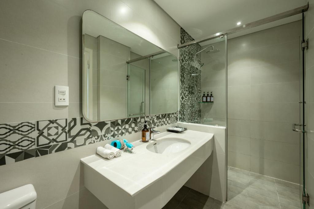 Triple Room with One Queen Bed, One Single Bed and City View