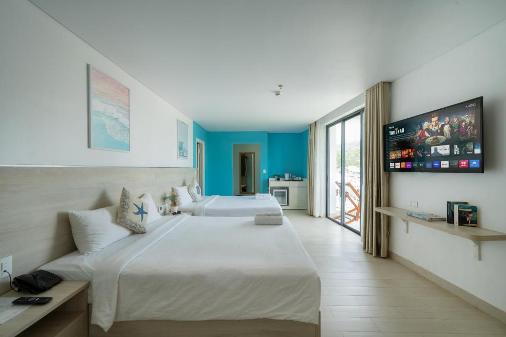 Quadruple Room with Two Queen Beds and City View