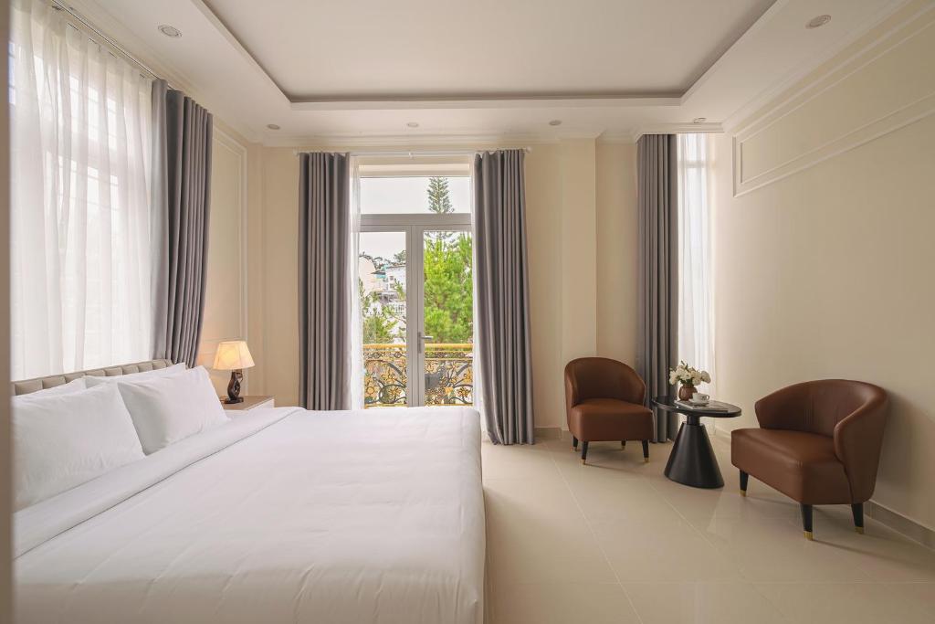 Postel nebo postele na pokoji v ubytování The One Da Lat Hotel