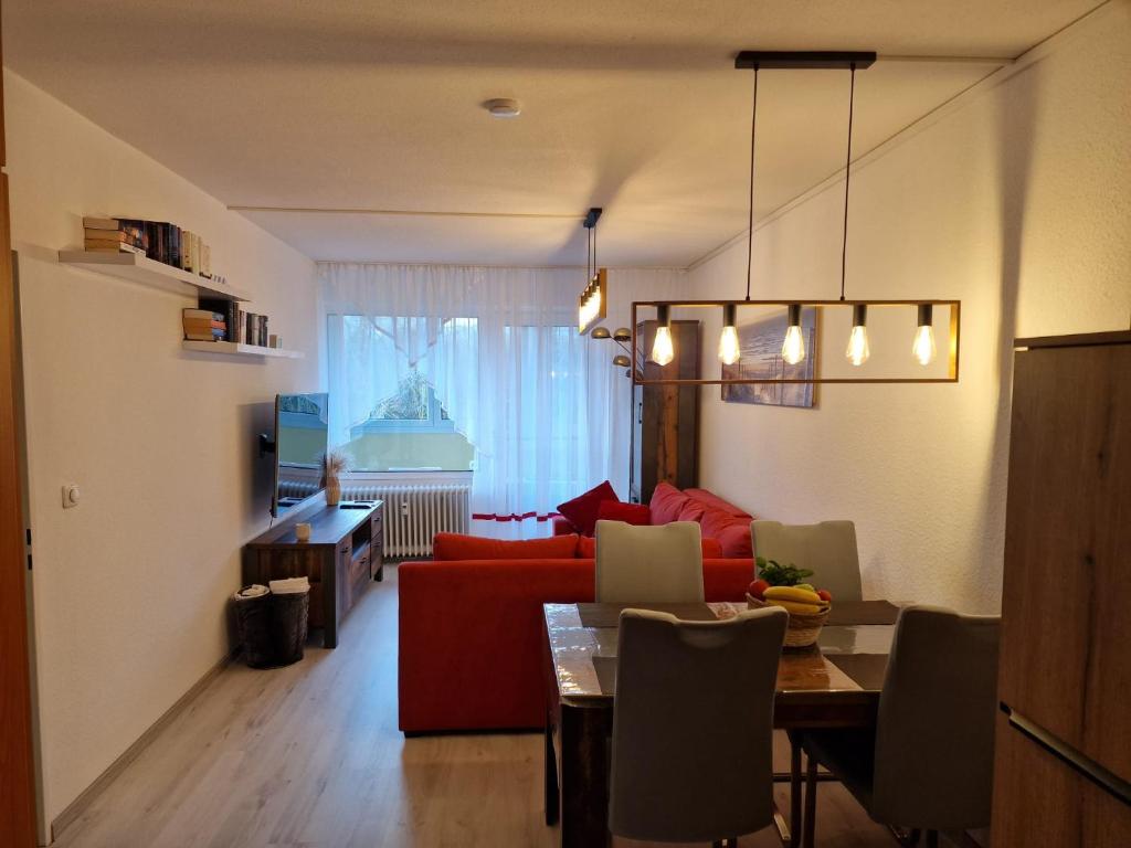 ブラズィリアンにあるFerienwohnung S249の赤いソファとテーブルのあるリビングルーム
