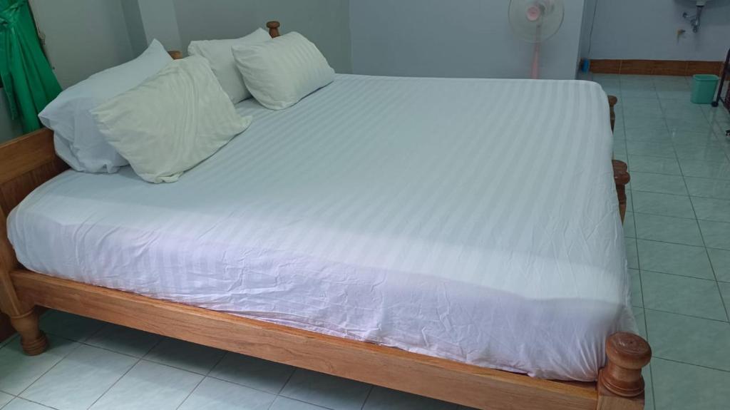 Postel nebo postele na pokoji v ubytování Mountain View Hostel - Krabi Airport near Wat ThamSuea