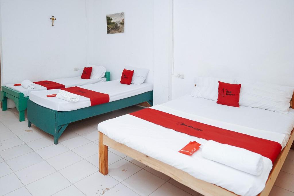 Postel nebo postele na pokoji v ubytování RedDoorz at St Anthony Beach Resort