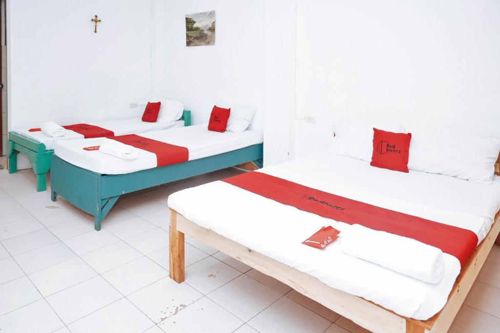 Postel nebo postele na pokoji v ubytování RedDoorz at St Anthony Beach Resort