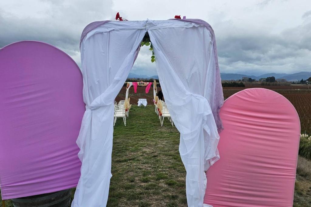 Entire Poolside Accommodation - Resim 13