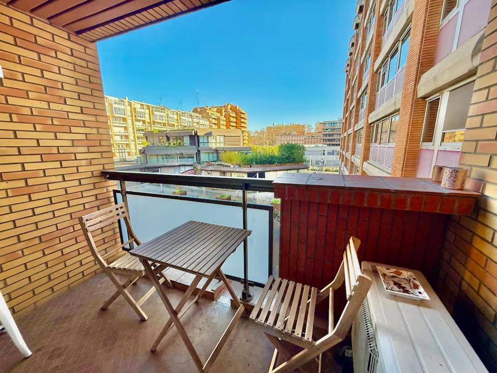 deux chaises et une table sur un balcon avec vue dans l'établissement Darius by Yumē, à Toulouse