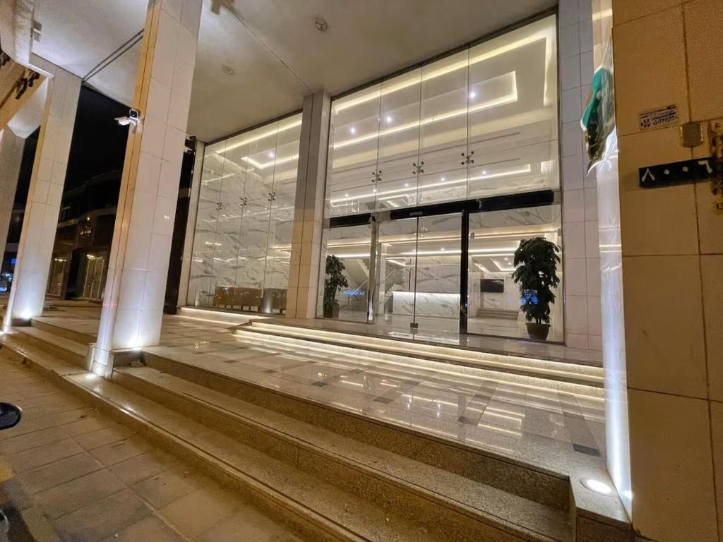 ein Geschäft vor einem Gebäude mit einem großen Fenster in der Unterkunft Sondos Al-Arbia in Riad