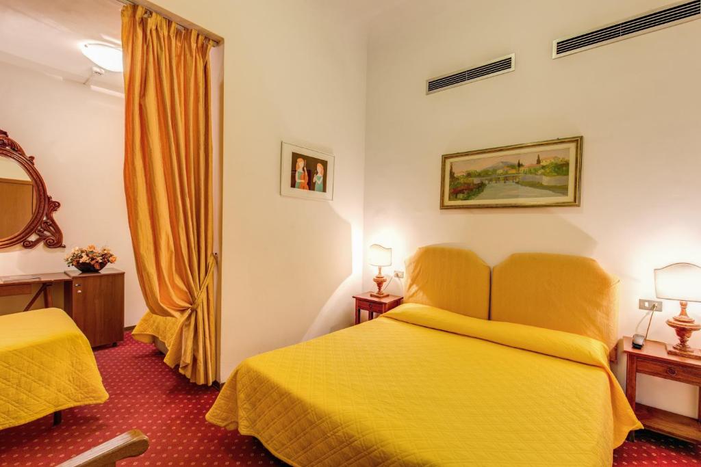 Postel nebo postele na pokoji v ubytování Hotel Rex