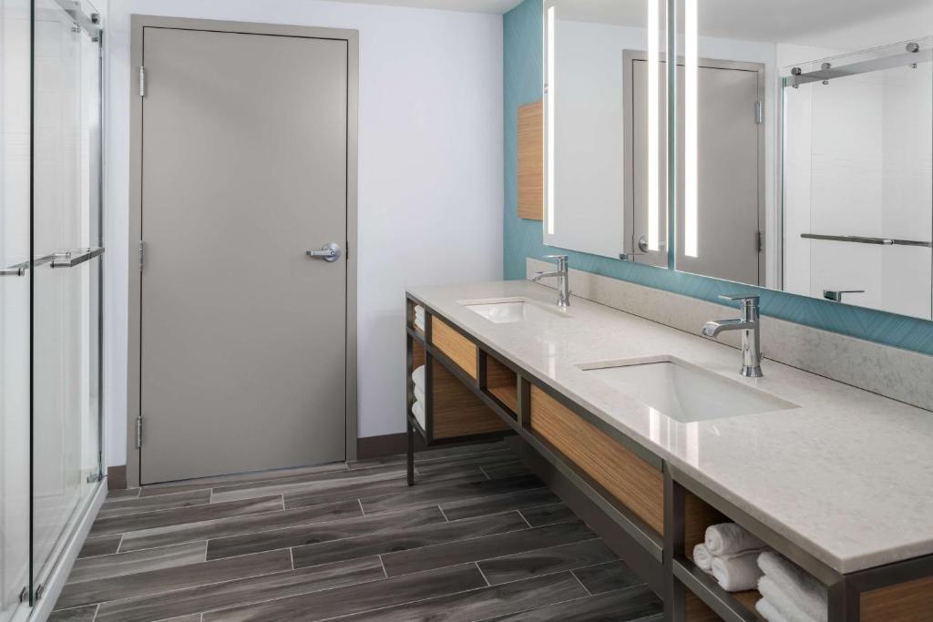 Hilton Garden Inn Rockaway - Executive One-Bedroom King Suite With Sofa Bed