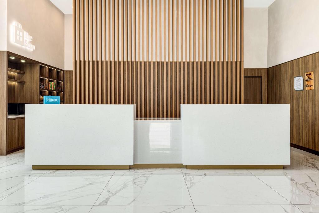 two whiteboards sitting in the middle of a lobby at Hilton Garden Inn San Jose Airport City Mall in Alajuela City