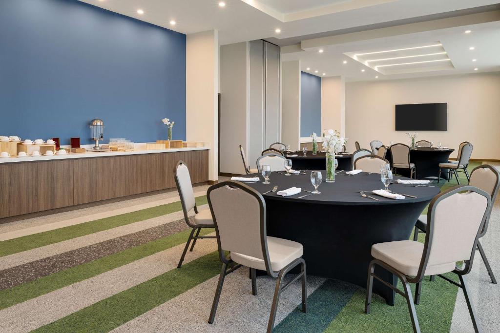 a conference room with a round table and chairs at Hilton Garden Inn San Jose Airport City Mall in Alajuela City