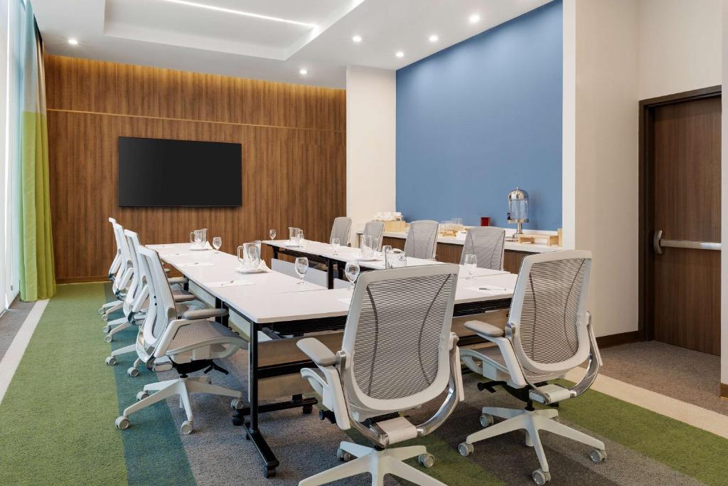a conference room with a long table and chairs at Hilton Garden Inn San Jose Airport City Mall in Alajuela City