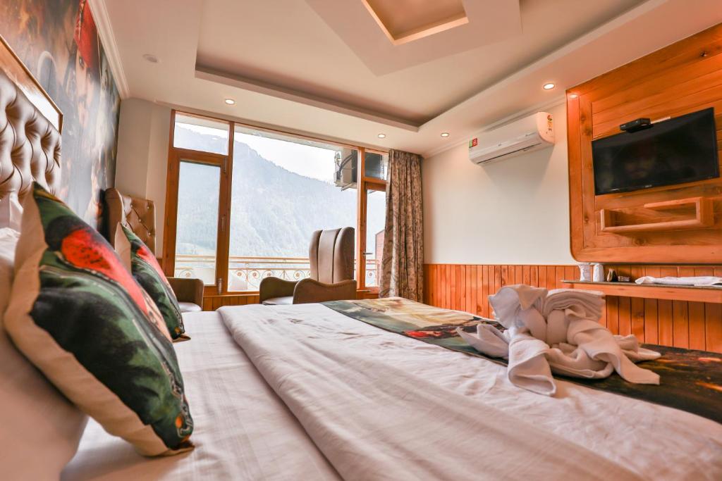 Postel nebo postele na pokoji v ubytování Pirates Resort Centeral Heated with Mountain View & Swimming Pool #Free Pick from Volvo Bus Stand