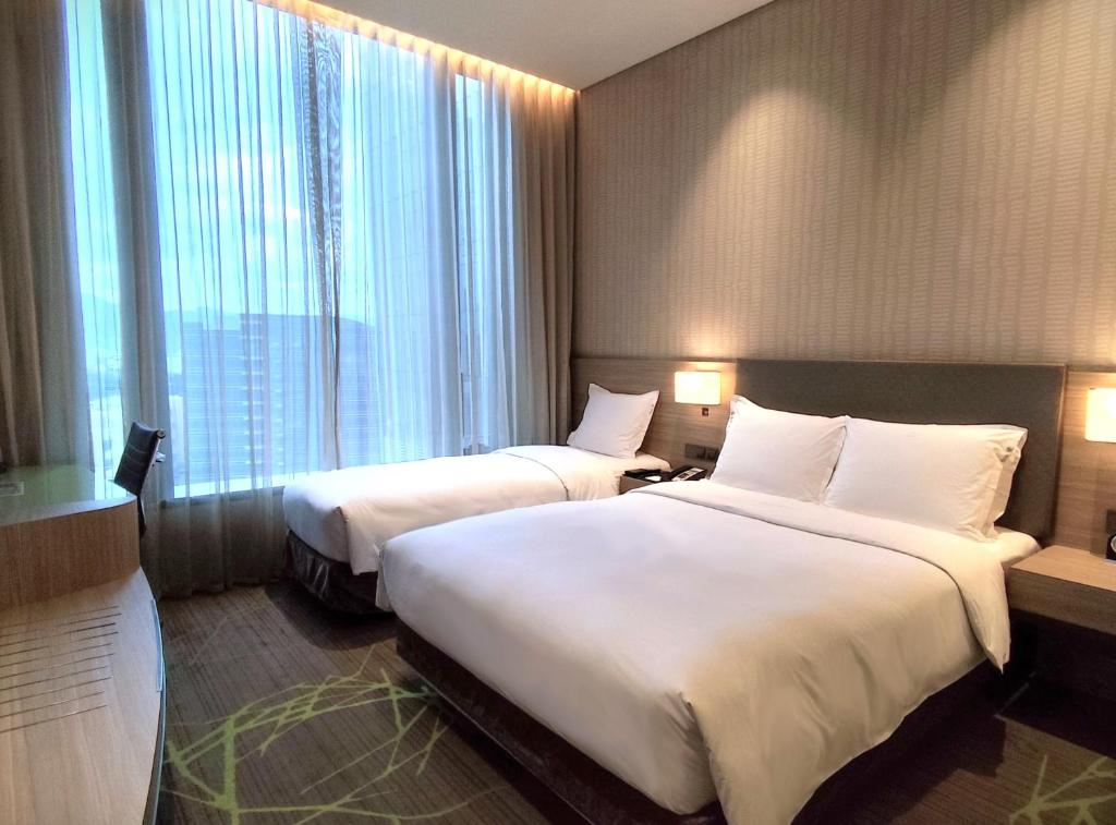 Postel nebo postele na pokoji v ubytování Holiday Inn Express Hong Kong Kowloon CBD2 by IHG