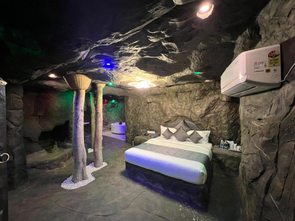 Ένα ή περισσότερα κρεβάτια σε δωμάτιο στο Mystery Maze Resort and Spa