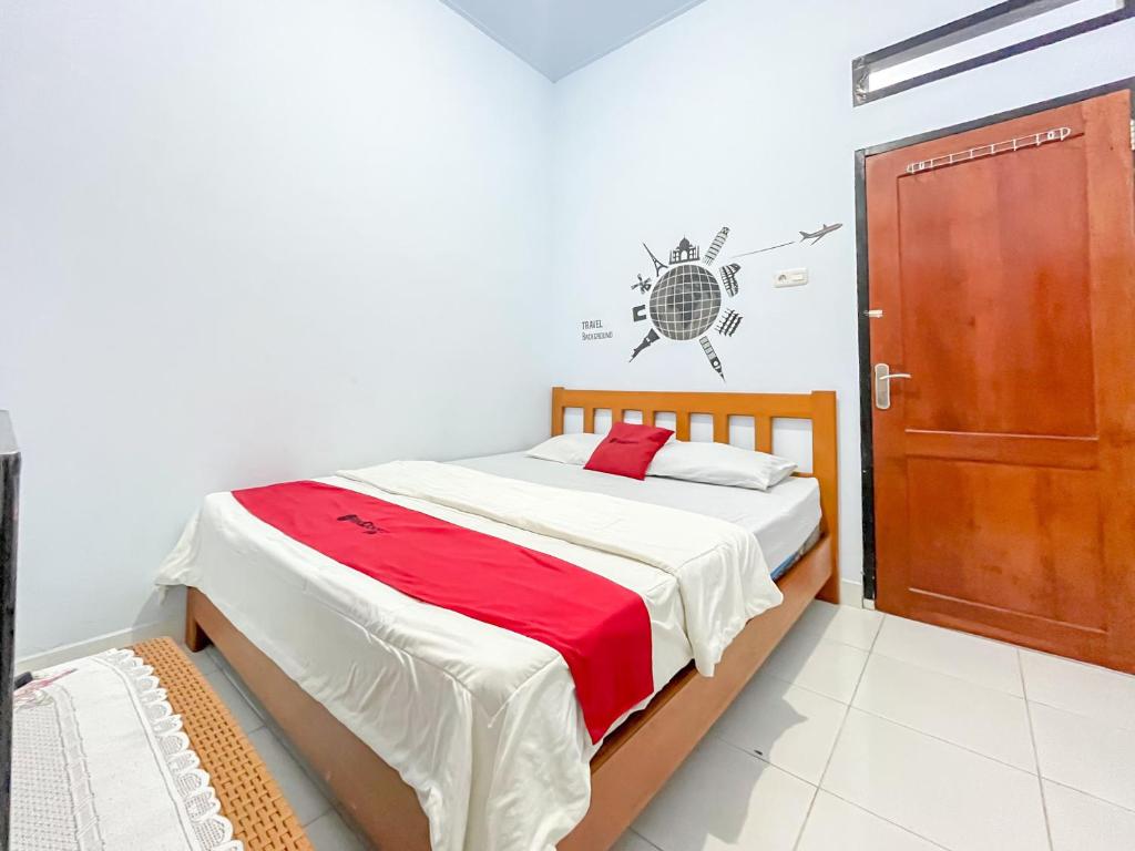 RedDoorz Syariah at Home Ampana Guest House Ampana Kota - Chambre Familiale