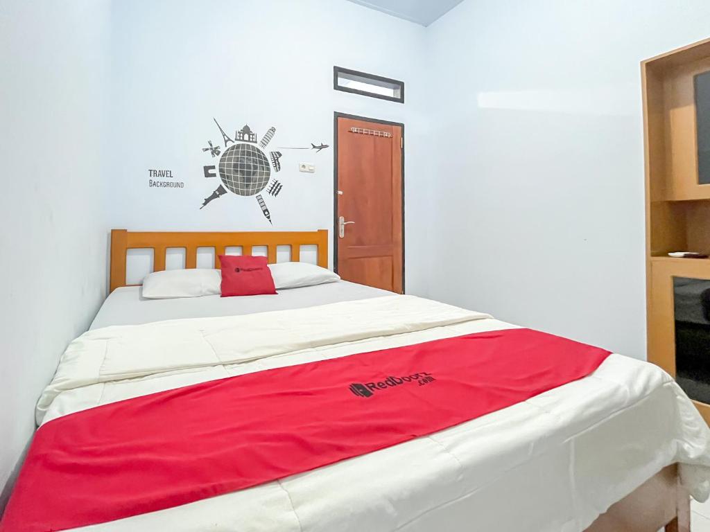 RedDoorz Syariah at Home Ampana Guest House Ampana Kota - Chambre Double Standard
