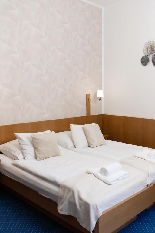 Postel nebo postele na pokoji v ubytování Hotel Apollon
