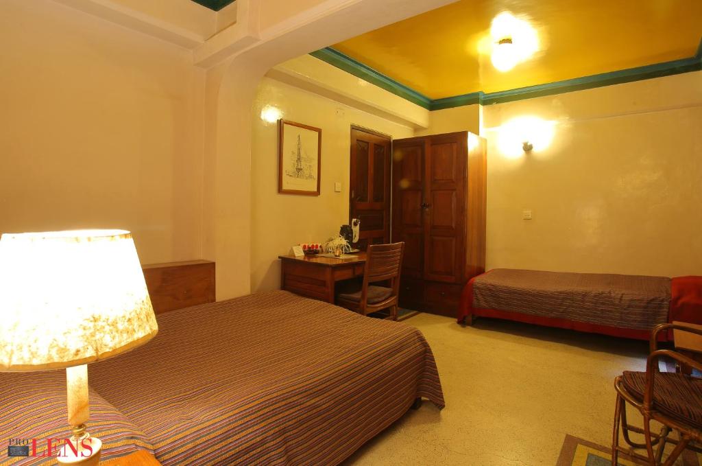 Postel nebo postele na pokoji v ubytování Vajra Hotel