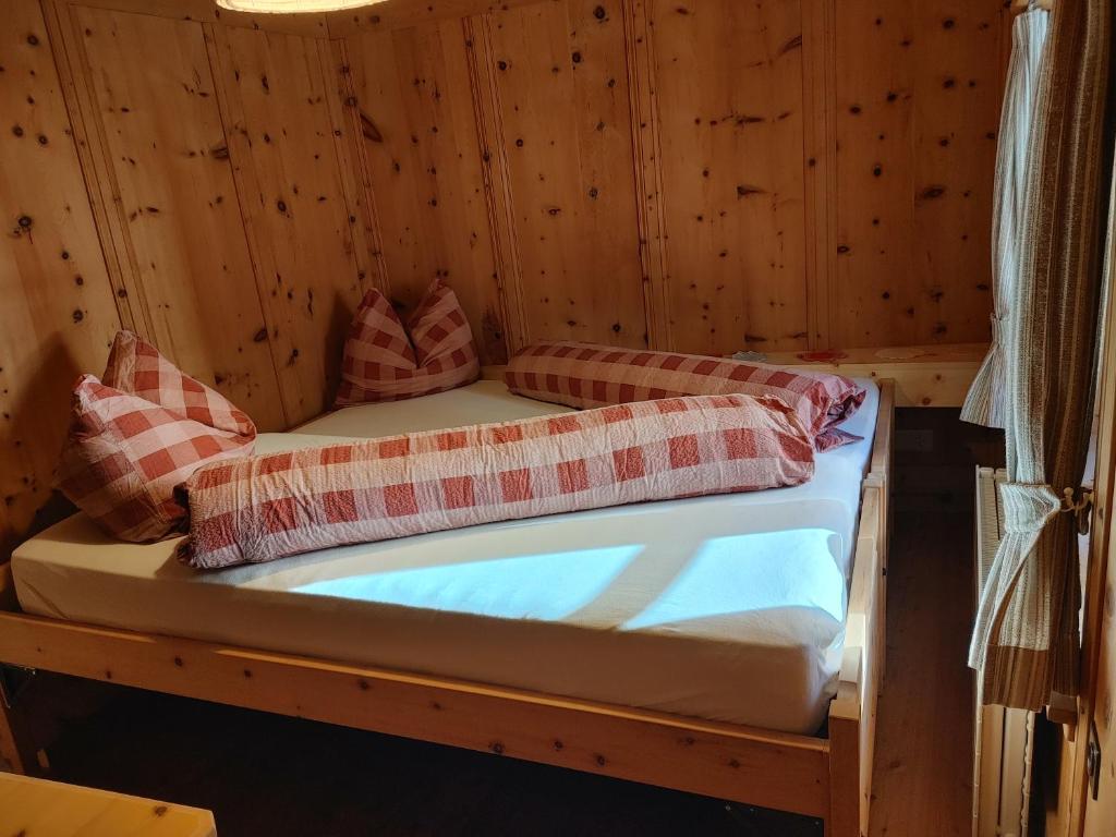 Postel nebo postele na pokoji v ubytování Berghaus am Sonnenhang Valpaschun