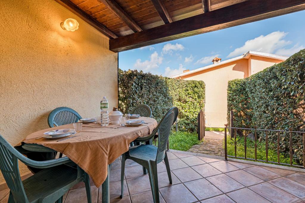 een tafel en stoelen op een patio bij Villetta Lu Lioni in San Teodoro