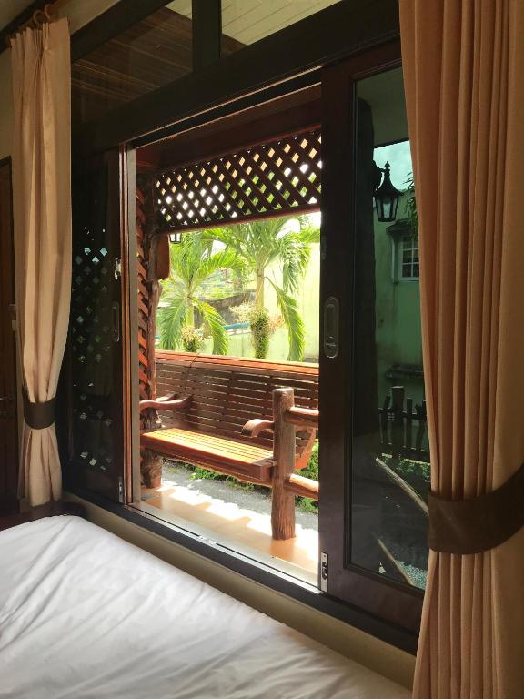 Postel nebo postele na pokoji v ubytování บ้านต้นรักษ์ BanTonRuk Takuapa