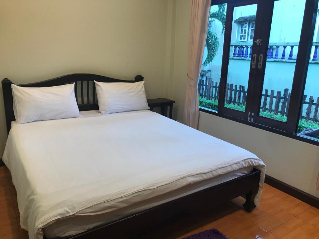 Postel nebo postele na pokoji v ubytování บ้านต้นรักษ์ BanTonRuk Takuapa