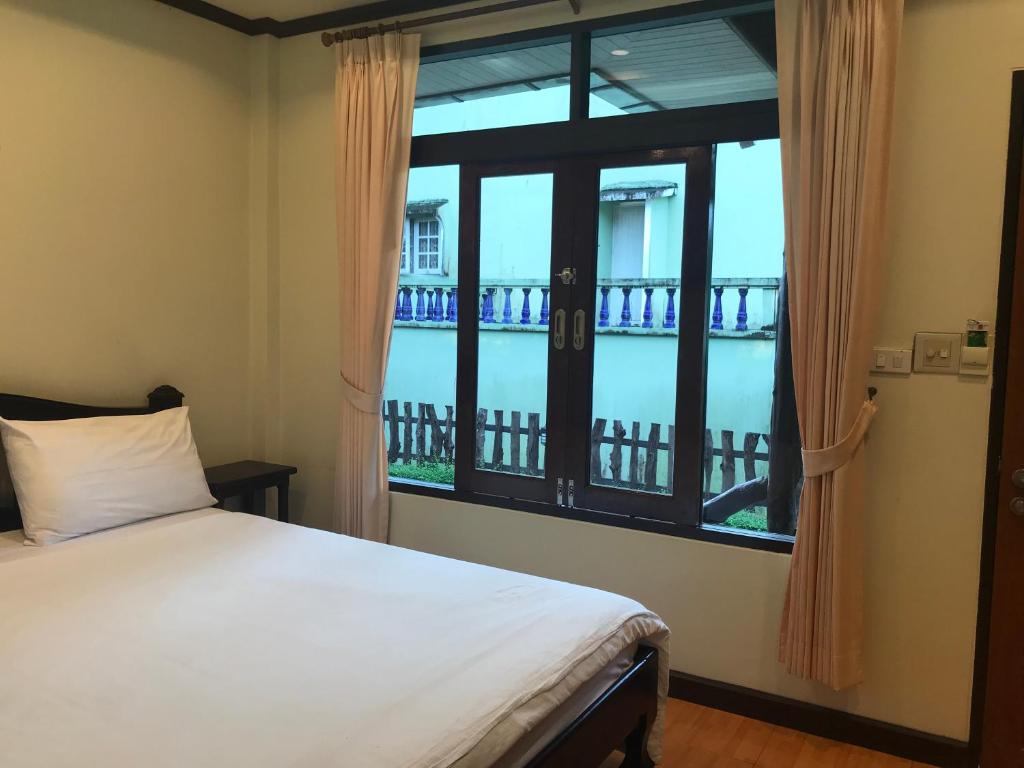 Postel nebo postele na pokoji v ubytování บ้านต้นรักษ์ BanTonRuk Takuapa