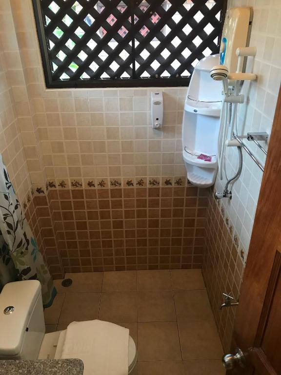 Koupelna v ubytování บ้านต้นรักษ์ BanTonRuk Takuapa