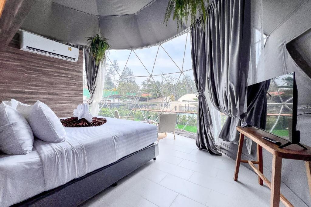 Televiisor ja/või meelelahutuskeskus majutusasutuses Sunny Side Resort Koh Tao