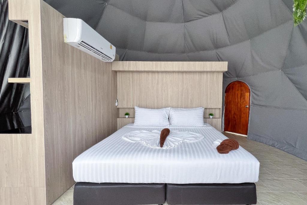 Voodi või voodid majutusasutuse Sunny Side Resort Koh Tao toas