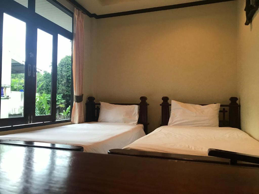 Postel nebo postele na pokoji v ubytování บ้านต้นรักษ์ BanTonRuk Takuapa
