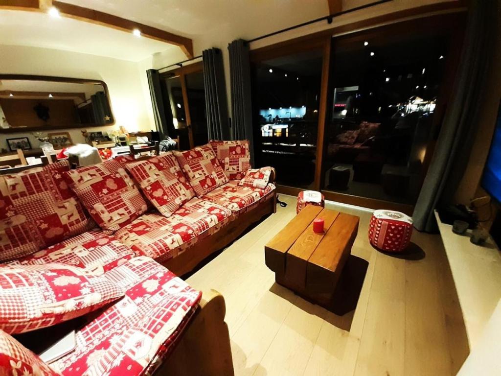 un salon avec des canapés et une table basse dans l'établissement Résidence Inspiration - APPARTEMENT de 87 m² ALPE D'HUEZ QUARTIER VIEL ALPE MAE-3951, à Huez