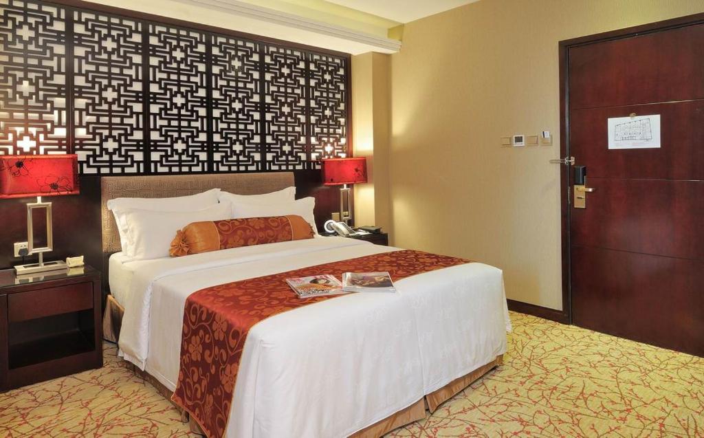Postel nebo postele na pokoji v ubytování Hotel Metropole