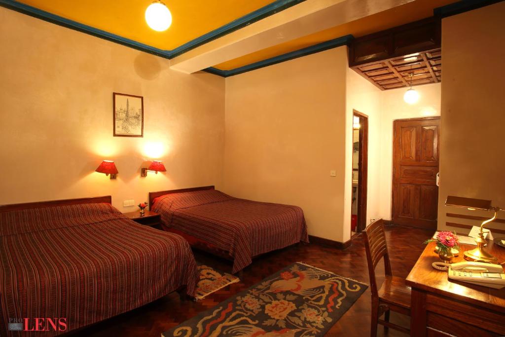 Postel nebo postele na pokoji v ubytování Vajra Hotel