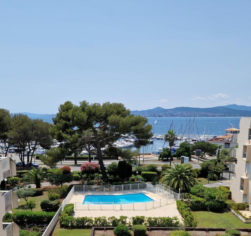 - une vue sur un complexe avec une piscine dans l'établissement Beau 65 M2 en Front de Mer à St Raphaël - Piscine, à Saint-Raphaël