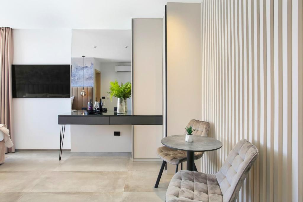 Μια τηλεόραση ή/και κέντρο ψυχαγωγίας στο Fly Room - S1 - MPolo