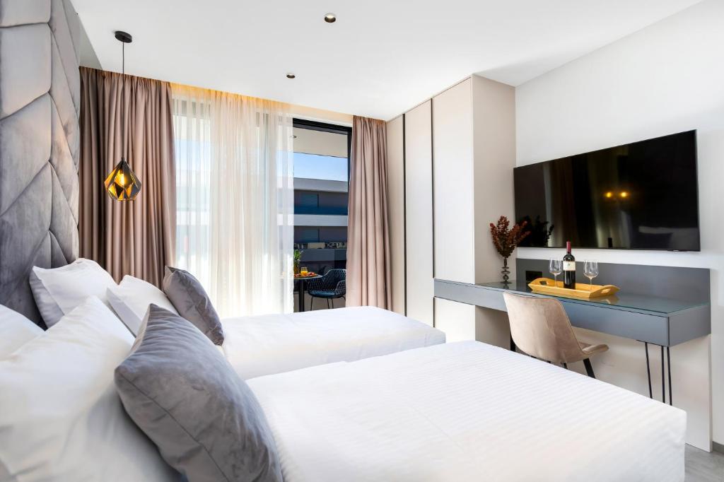 梅杜林Fly Room - S3 - MPolo的有两张床和一张书桌的酒店房间