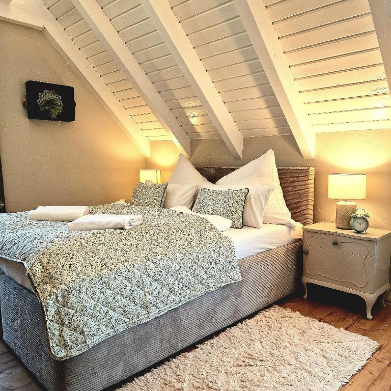 a bedroom with a bed in a room with a ceiling at Select-Home 6 - Ferienhaus, Altstadt & Stadtpark in Neunburg vorm Wald