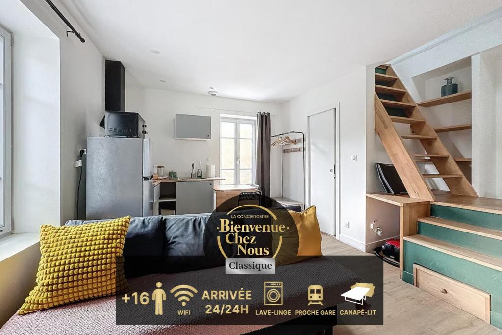 - un petit salon avec un canapé noir et des escaliers dans l'établissement Immeuble idéal groupe - Gare à proximité 19 pers, à Clermont-Ferrand