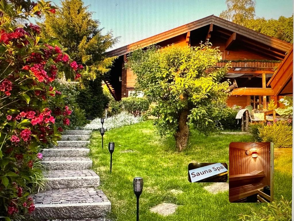 un jardin avec un chemin de pierre menant à une maison dans l'établissement Weil ich es mir wert bin, à Seehausen am Staffelsee