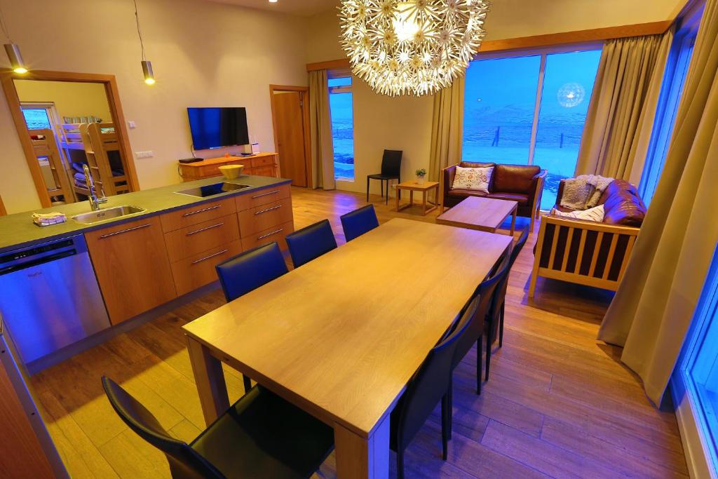 TV a/nebo společenská místnost v ubytování Hrimland Cottages
