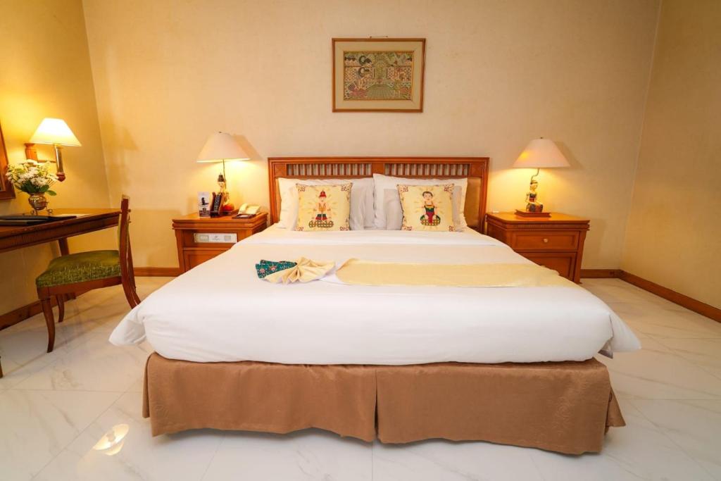 Postel nebo postele na pokoji v ubytování Hotel Sahid Jaya Solo
