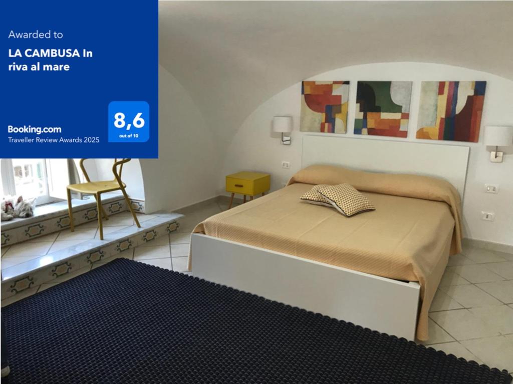 un dormitorio con una cama en una habitación en LA CAMBUSA - In riva al mare!, en Maiori