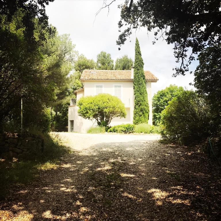 une maison au milieu d'une allée dans l'établissement Bastide provençale avec piscine, à Marseille