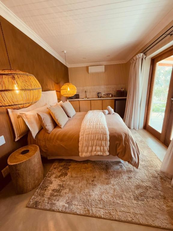 Postel nebo postele na pokoji v ubytování Self Check-in River View Suite